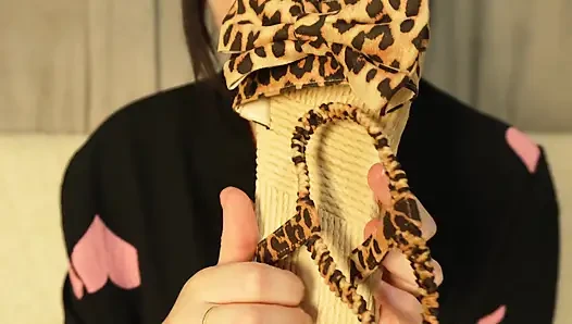 Yavaş yürüyen yeni sandaletli ayaklar ve ayak yakın çekimleri