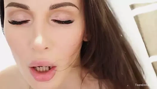 Seksi iç çamaşırlı Lilu Moon cam oyuncak kullanıyor