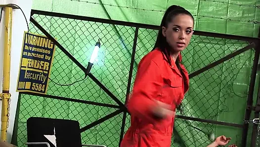 Kaia kane emmeden önce iç çamaşırına kadar soyunuyor