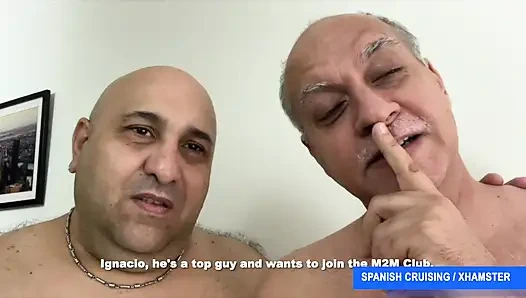 Baba Chris Marsan arkadaşlarıyla erkekleri prezervatifsiz sikiyor