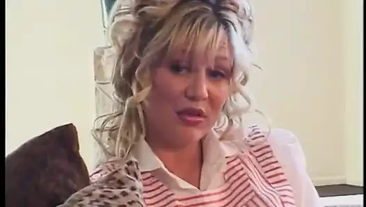 İri göğüslü sarışın piliç yarak emiyor ve amcığını siktiriyor