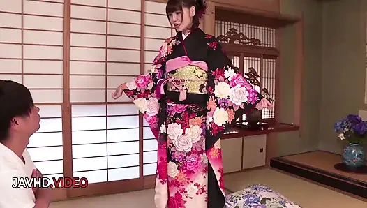 Appassionata ragazza giapponese in kimono scopata duro e creampie arriva ad alta voce