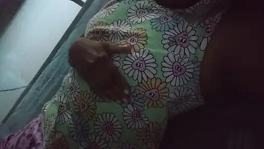 Sri Lanka - chica musterbation en cuarto de baño con lujuria consolador con grandes tetas y coño mojado
