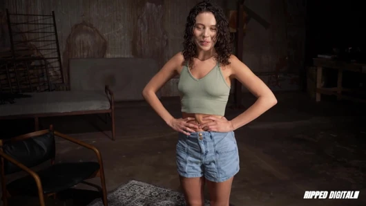 Satine Summers deneyimsiz bile itaatkar olarak inanılmaz bir vaat gösteriyor