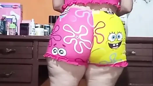 Üvey annemin fahişesi beni baştan çıkarıyor ve beni takip ediyor