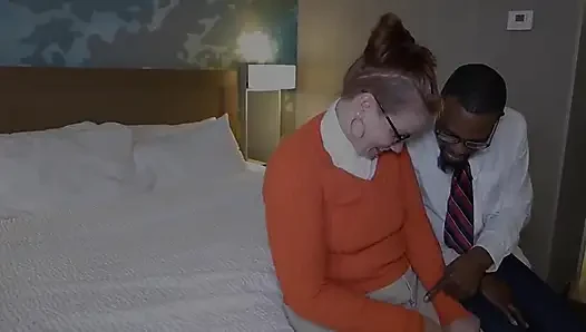 Asosyal kızıl saçlı orta yaşlı seksi kadın büyük siyah yarak fantezisini keşfediyor