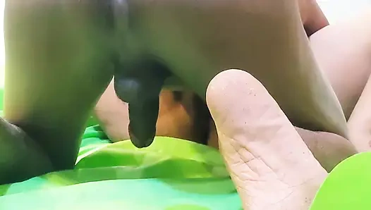 Seksi yenge ateşli göğüsler ve erkek arkadaşıyla sikişiyor