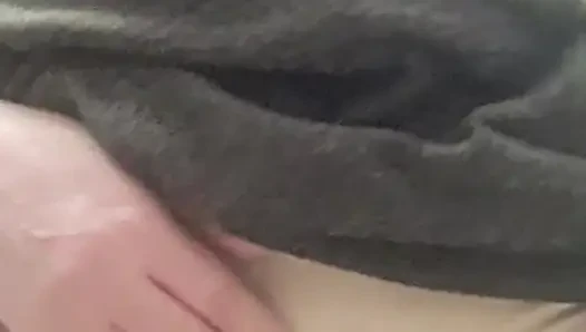Anne büyük külotunun deliğinden şişman vajinasını çıkarıyor