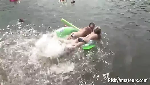 Komşu güzel kızlar suda kirleniyor