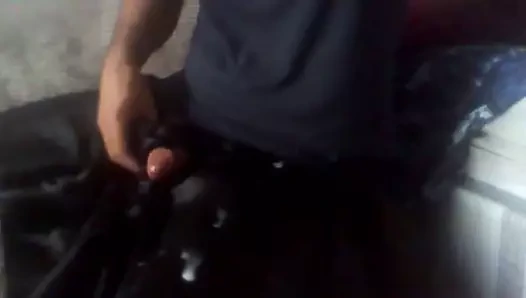 tam daire saten etek ve cumshot mastürbasyon