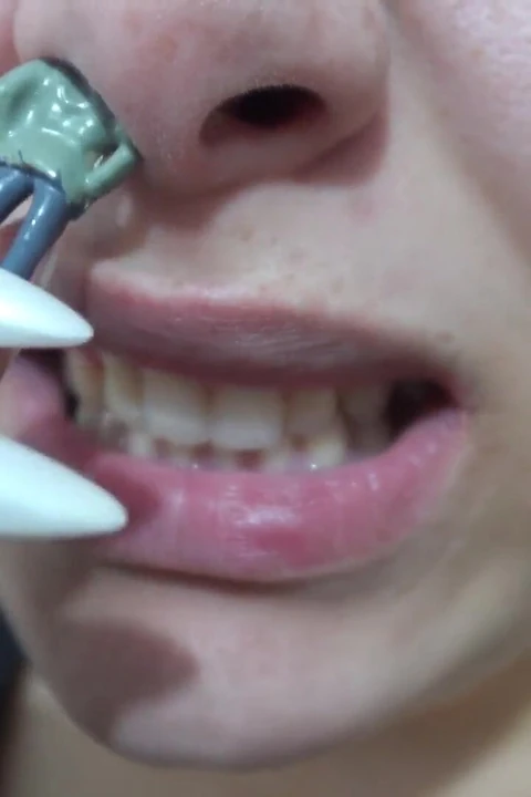 Dev götlü üvey kız kardeşim küçük üvey erkek kardeşini ceza olarak burnuna sokuyor ve onunla oynuyor