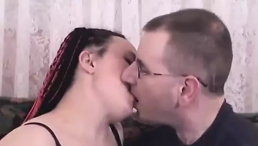 Çirkin adam şişman dövmeli esmerin amını yalıyor, sonra domaltarak sikiyor