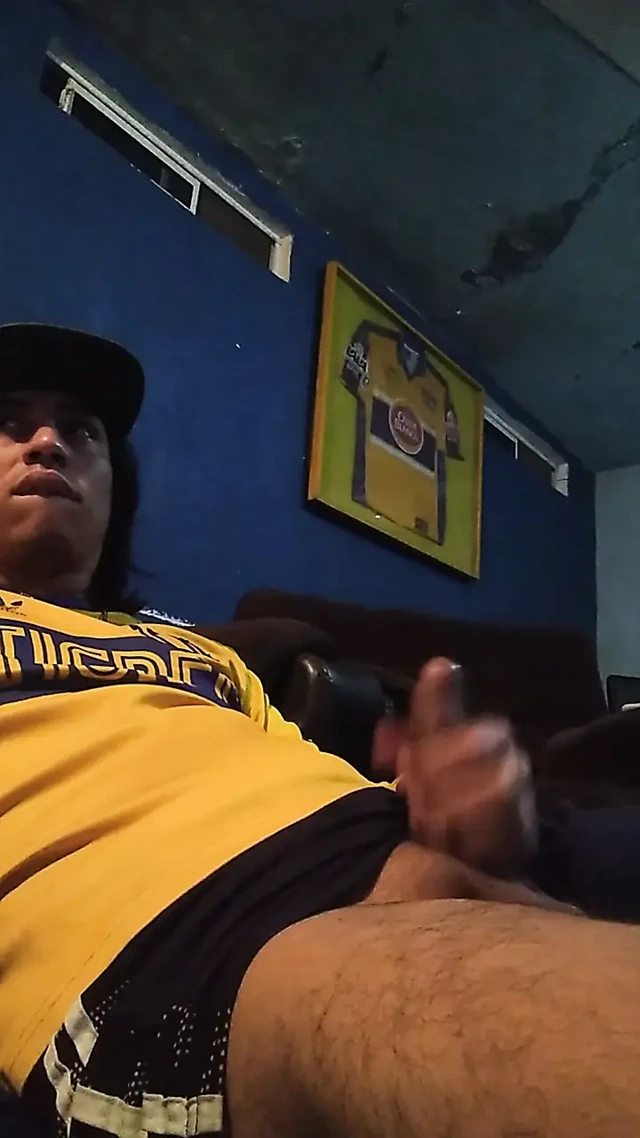 Sabah erken saatlerde penisimle oynuyorum