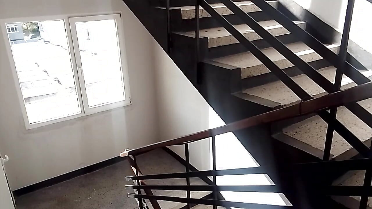 Merdivenlerde çıplak
