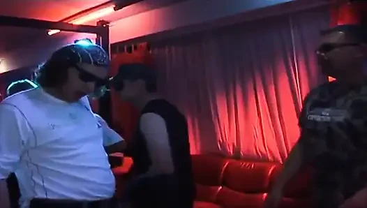 Vahşi kulüp grup seks partisi olgun sürtükler damlıyor ve derine dolduruluyor