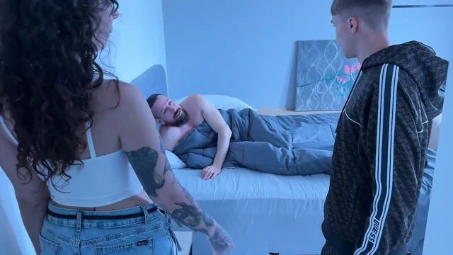 Wild Tattoo 2/3 - Üvey oğlum bir dövme sanatçısıyla tanışıyor ve bir dövme istiyor; Sonunda ikimizin de dövmesi yok ama onunla yatıyoruz