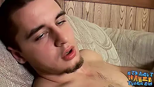 Yakışıklı sporcu Cage tek başına zonklayan yarağına mastürbasyon yapıyor