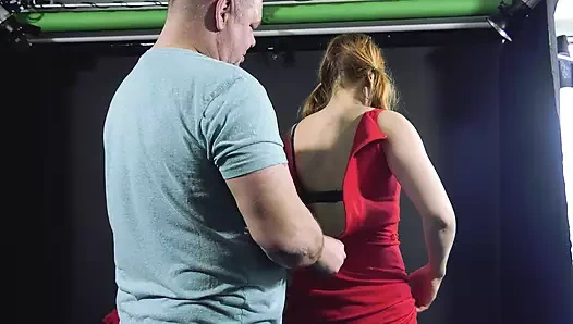 Num beklerken kıyafetleri ve topuklu ayakkabıları içinde seksi hissetmeyi seviyor