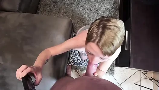 Bakış açısıyla ıslak oral seks. Çok güzel bir yarağı var ve her açıdan takdir edilmeli