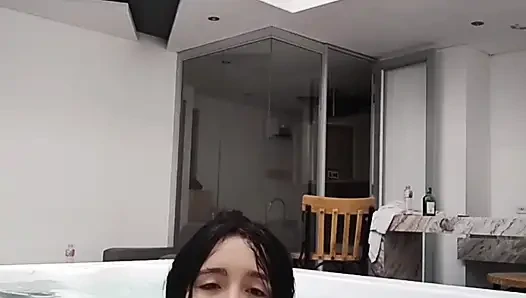 Süper jakuzy dövmeli önde mastürbasyon yapıyor