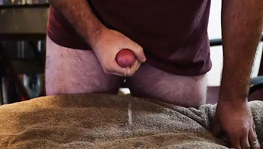 Ev arkadaşları eve gelmeden önce büyük sessiz cumshot (neredeyse yakalandı)