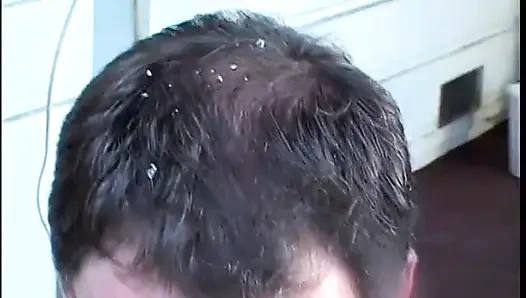 Siyah lateks kıyafetli çirkin lezbiyen Raquel adama büyük zevk tomurcukunu yalatıyor ve büyük bir takma yarakla onu mutlu ediyor