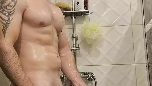 Büyük oğlan duşta mastürbasyon yapıyor