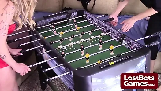 İki en iyi arkadaş bu comedic striptiz langırt oyununa katılıyor