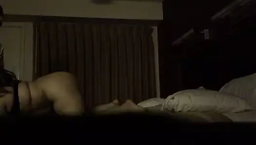 Genç latin hotwife kocasını motelde aldatıyor.