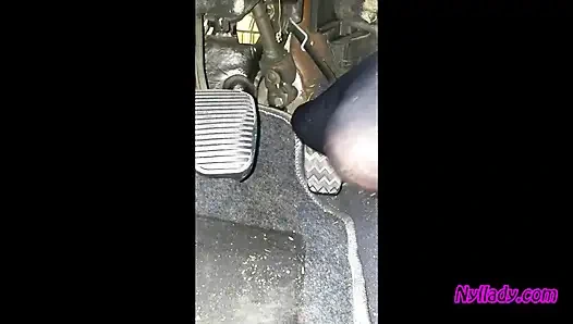 Erkek delisi yüksek topuklu çizmeler ve siyah bale daireleri içinde bravo'sunu sürüyor ve canlandırıyor