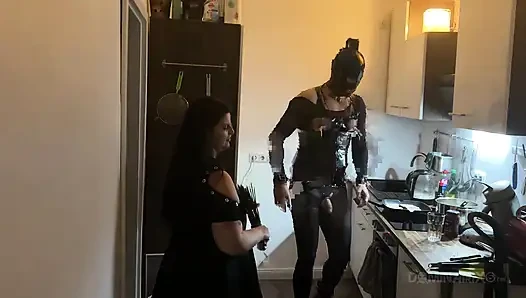 Baskın orta yaşlı seksi kadın mutfakta lateks sub'un götünü genişletiyor