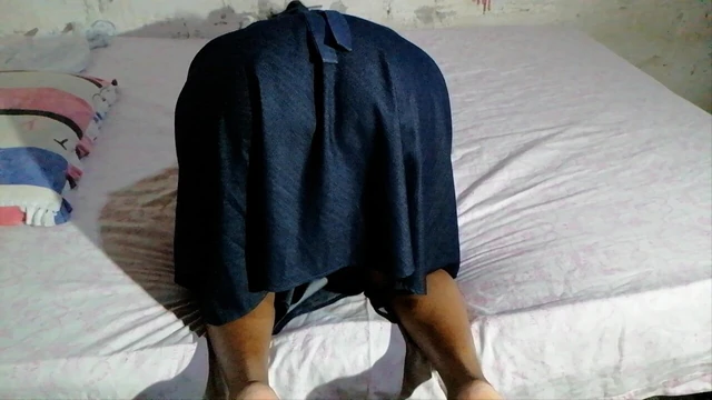 18+ Asyalı genç kız arkadaşım karım yanlışlıkla odama geldi büyük götü ve sıkı amcığı var