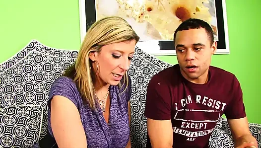 Edepsiz orta yaşlı seksi kızlarla üçlü seks