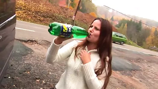 Esmer bir Alman genç kız her yerde sikişebilir