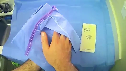 Önlüğünüzü ve eldivenlerinizi steril bir şekilde giyerek giriş yapın