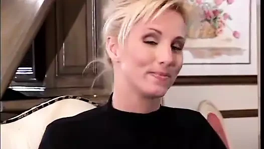 Seksi sarışın amcık banyoda anal sikişiyor