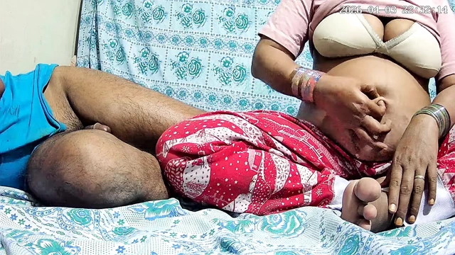 Hintli doktor ve hemşire köyde seks yapıyor