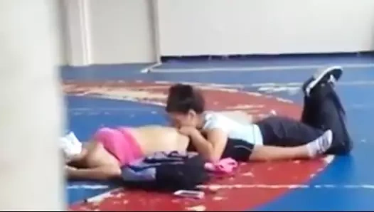 deux coquines surprise au gymnase