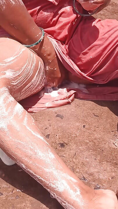 Sima yenge banyo açık ve gösterilen seksi göğüsler