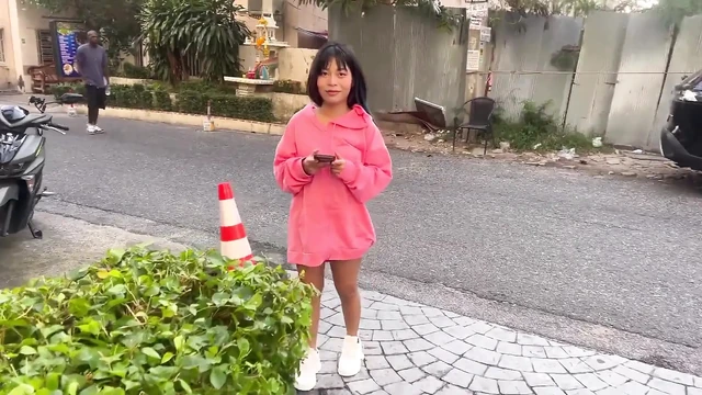 Худенькую азиатку уничтожил кримпай с большим хуем