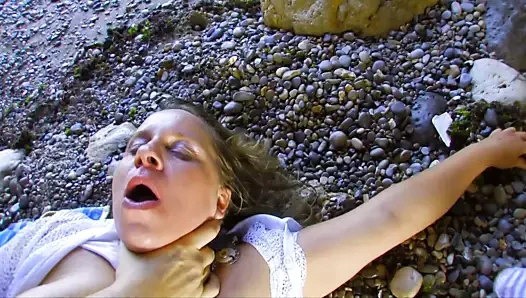 Yabancı üzerinde plaj squirts ve gets bir sert sikme