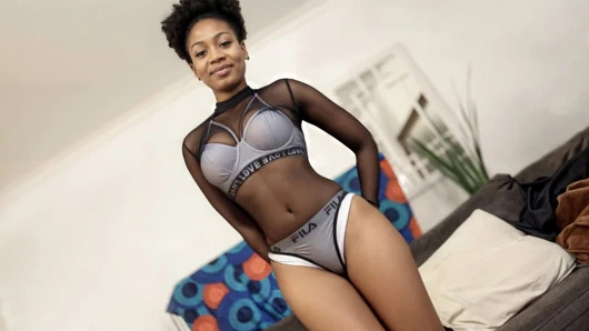 Tombul zenci model amatör fotoğraf çekiminde beyaz yapımcı tarafından sert sikiliyor