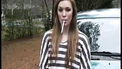 120'li sigara içen güzel kız