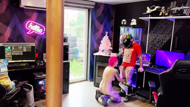 Kocam izlerken kurye amcığıma boşalıyor