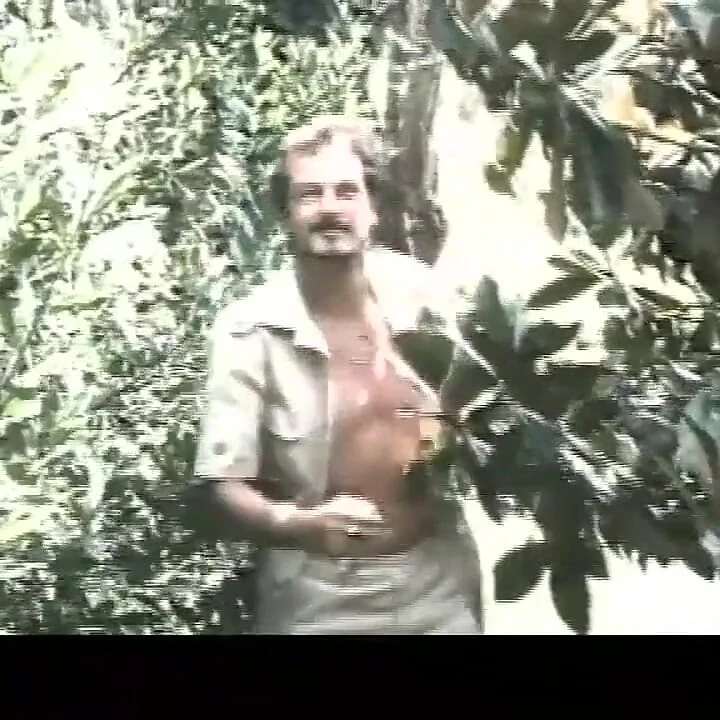 Винтажные тройнички для красивой девушки с трахнутой волосатой киской и камшотом в рот двумя членами