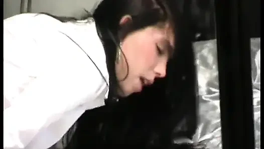 Azgın alt dudaklarını travestilerin harika yarağına sarıyor ve sonra onu sikiyor