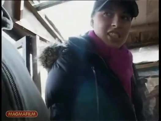 Sarışın, utangaç ve kötü bir kız arkadaşı tarafından iki sert eşlik tarafından açık