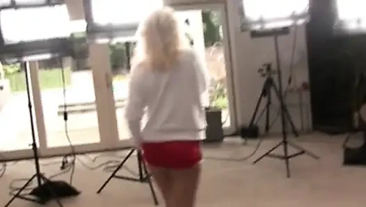 Büyük zenci yarağı olgun sarışının gergin amına yumruk sokuyor