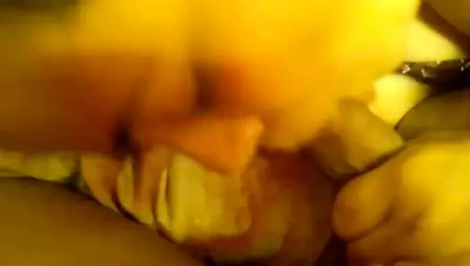 Olgun karısı genç sevgilisinin horozunu emer ve yüz alır