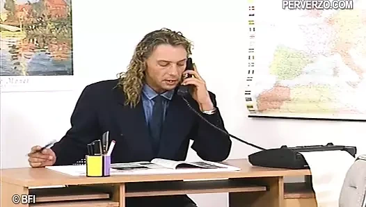 Ateşli sekreter şaplak yiyor ve kırbaçlanıyor